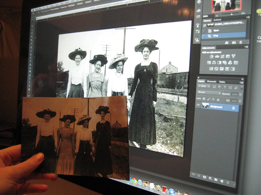 VIVA! Scanning Family Photos (Ages 55+) image